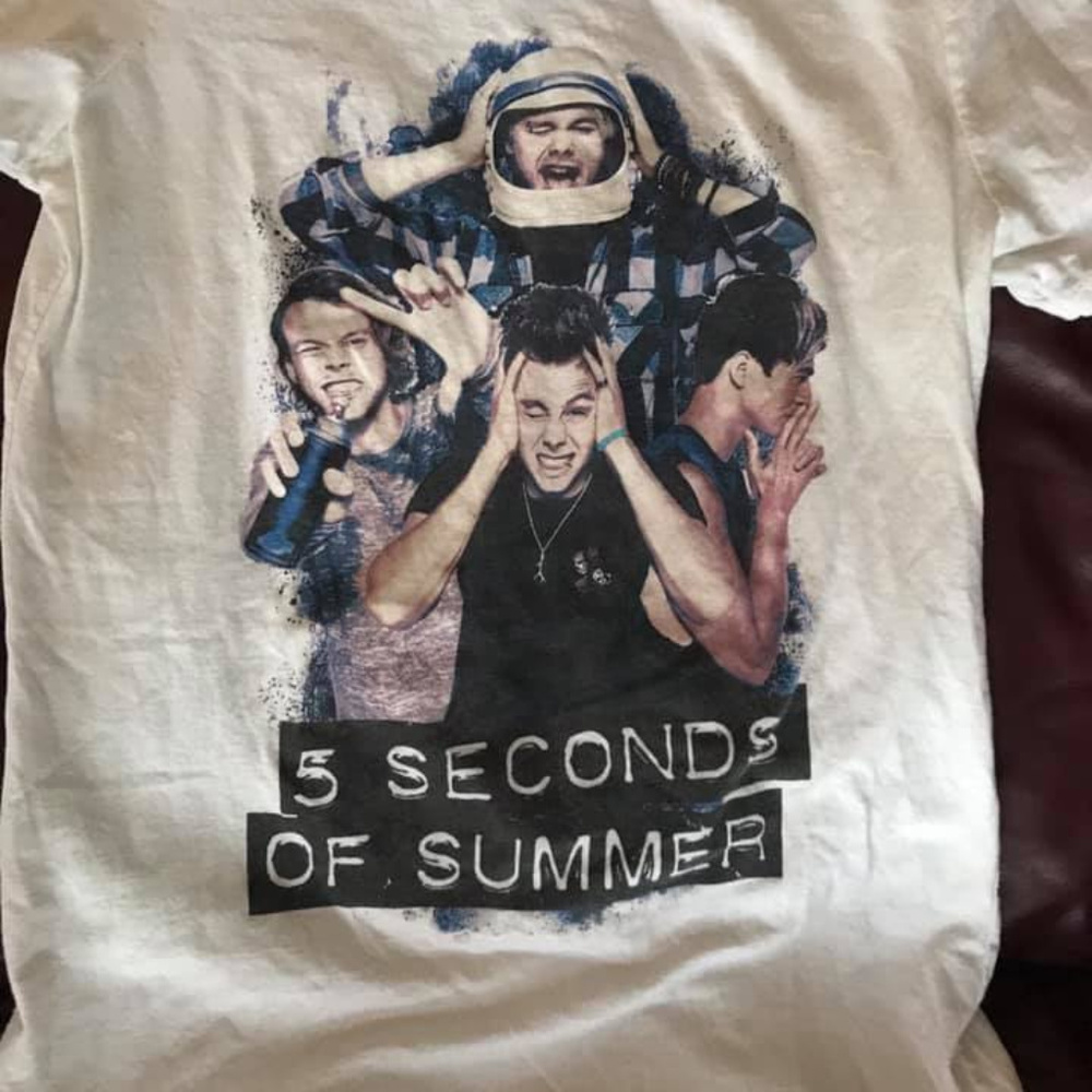 LOT:  8 5SOS tshirts